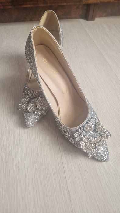Продам туфли серебристый