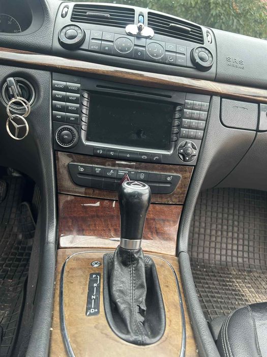 Mercedes-Benz E 220 Anu 2003