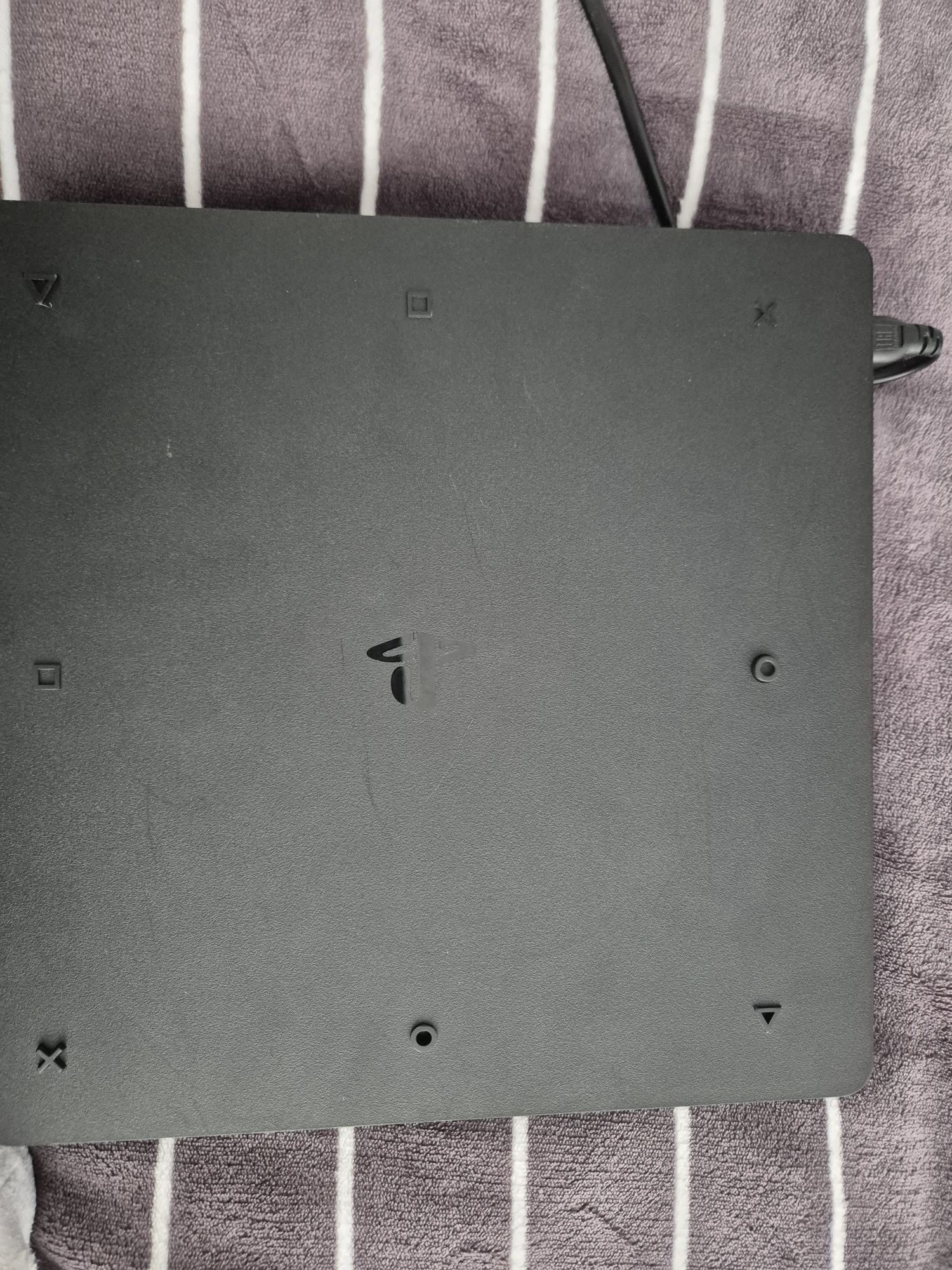 Ps4 slim,ca nou,schimbat pasta termo,mentenanta acm 2 luni