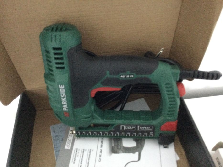 Pistol cuie pistol capse pneumatic,  produs original, NOU, în cutie ;