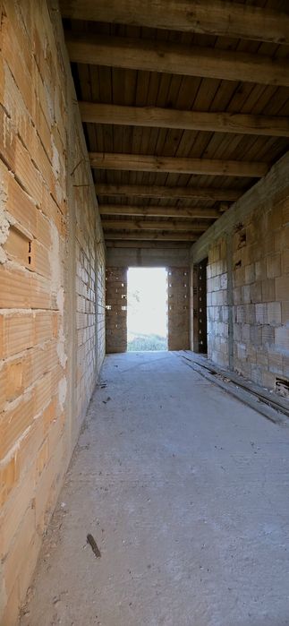 Едноетажна тухлена къща на груб строеж в село Първомайци