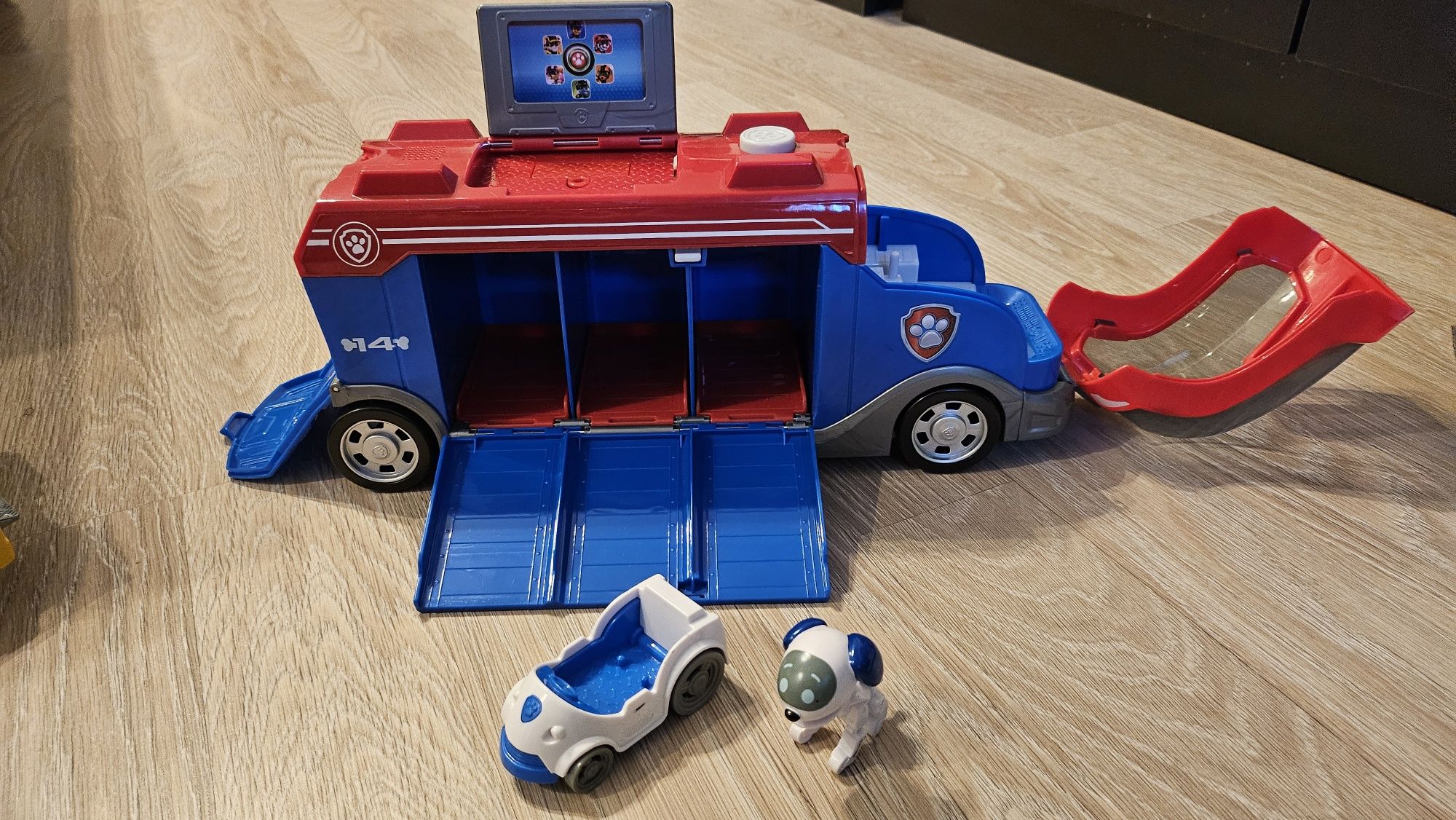 Hot wheels Burago Писта,гараж няколко нива с асансьор, без забележки!