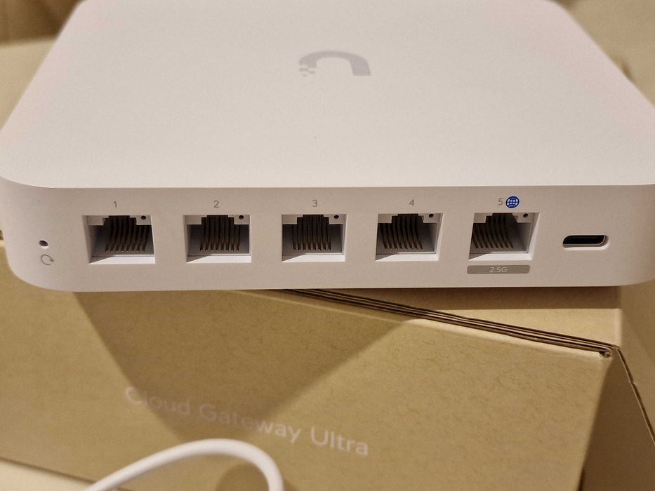 Продавам рутер Unifi Cloud Gateway Ultra / UCG-Ultra