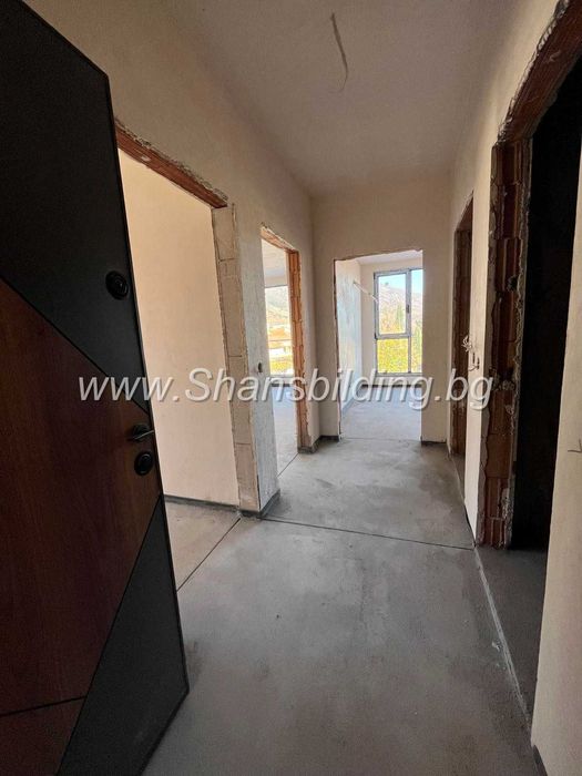 НОВ Тристаен монолит с голяма квадратура, Карловло