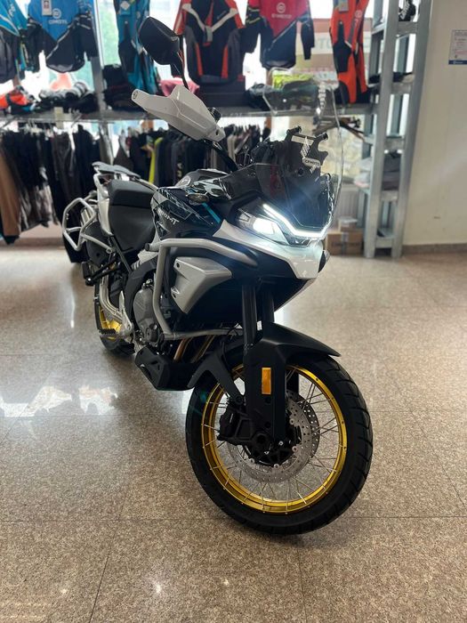 Motocicleta enduro-touring CFMOTO 700MT ABS