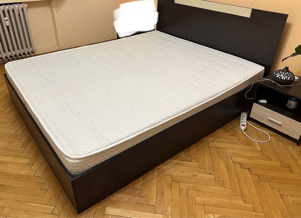 Продавам спалня без матрак 160/200 с 2 нощни шкафчета