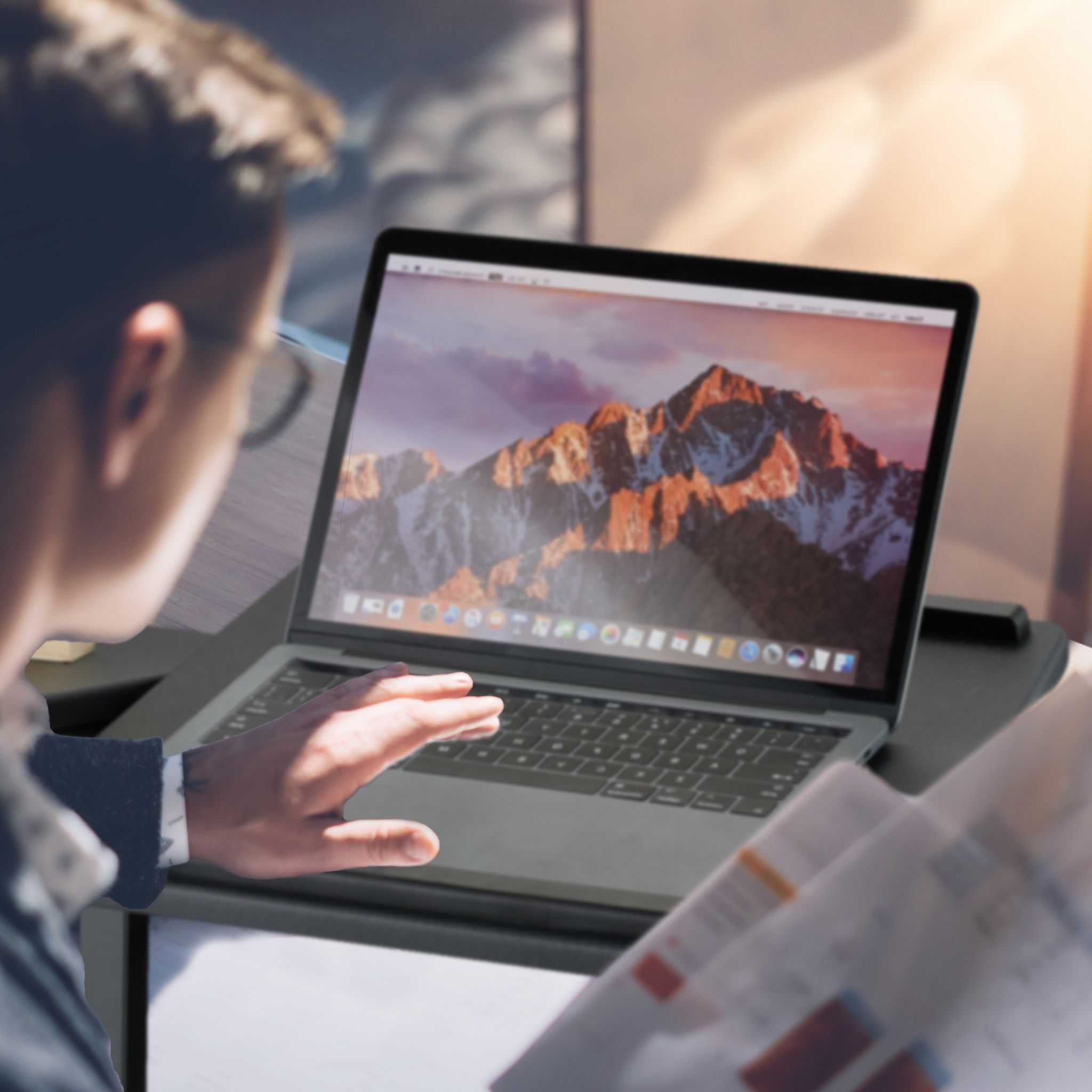 Suport pentru laptop inaltime reglabila roti rotativ negru 85x60x40cm