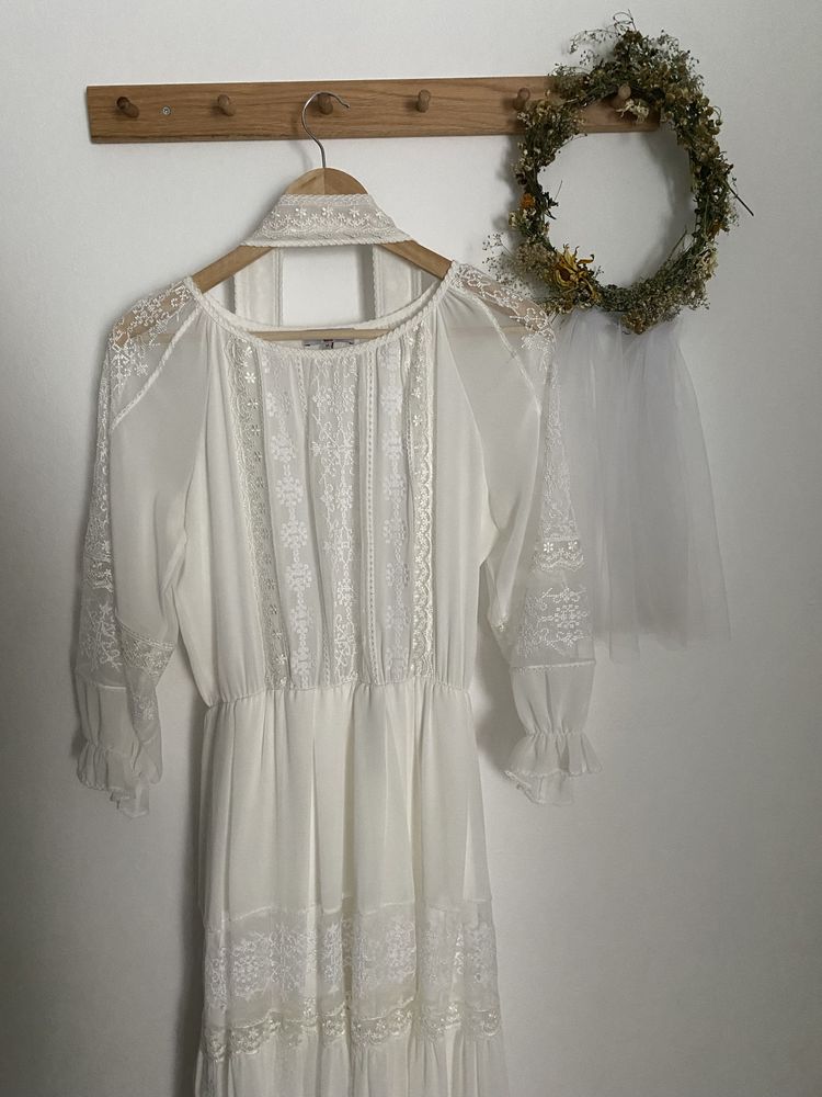 Rochie de mireasa cu broderie traditionala