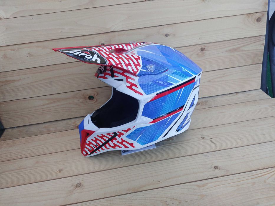 BLACK FRIDAY месец - НОВА каска Airoh - XXL