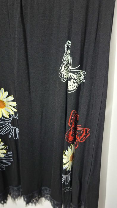 Елегантна черна рокля с флорални и пеперудени мотиви – Desigual