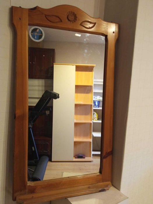 Старо огледало с дървена рамка