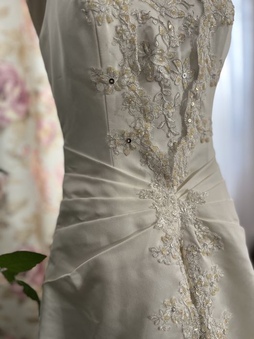 Rochie de mireasa purtata odata. Aplicatii cusute manual