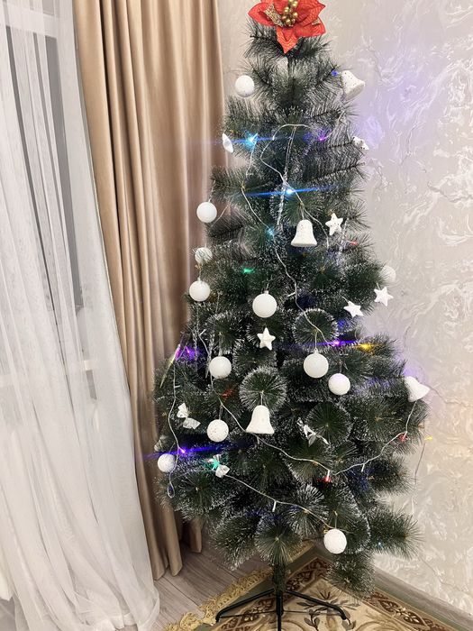 Продам ёлку со снегом новая с игрушками  13000 тг