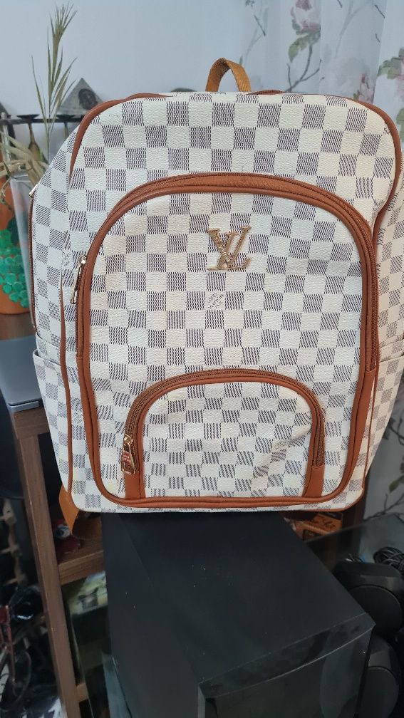 Vând Rucsac,dama Louis Vuitton