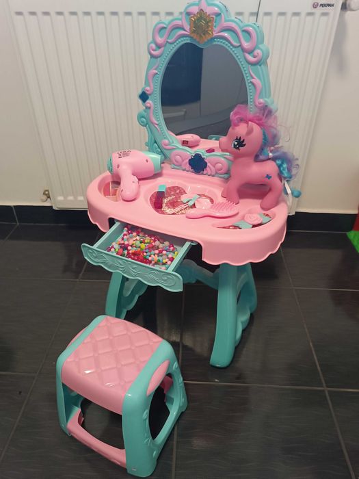 Măsuță machiaj fetițe , noua, doar asamblata cu sunet și lumini