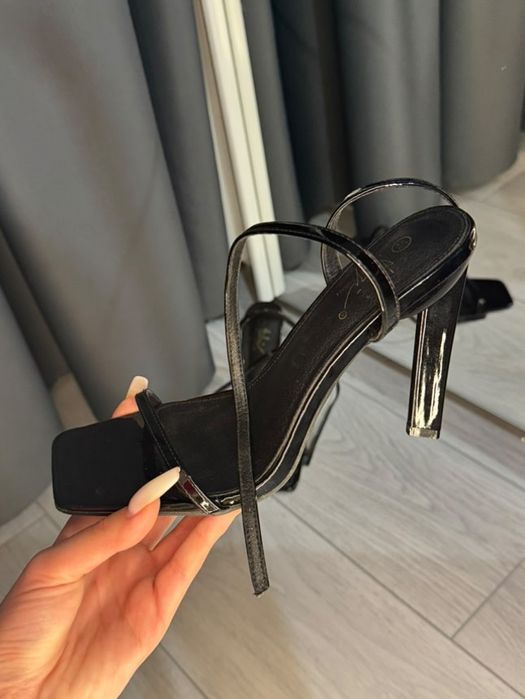 Черни сандали на ток