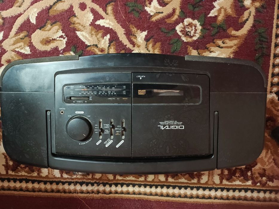 Продается магнитофон , читает касеты, радио FM диапазон,сиди диски