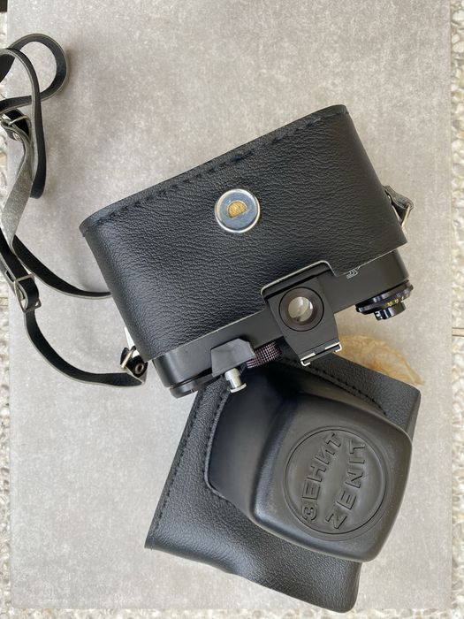Продавам чисто нов фотоапарат Zenit ET + обектив Helios 44M