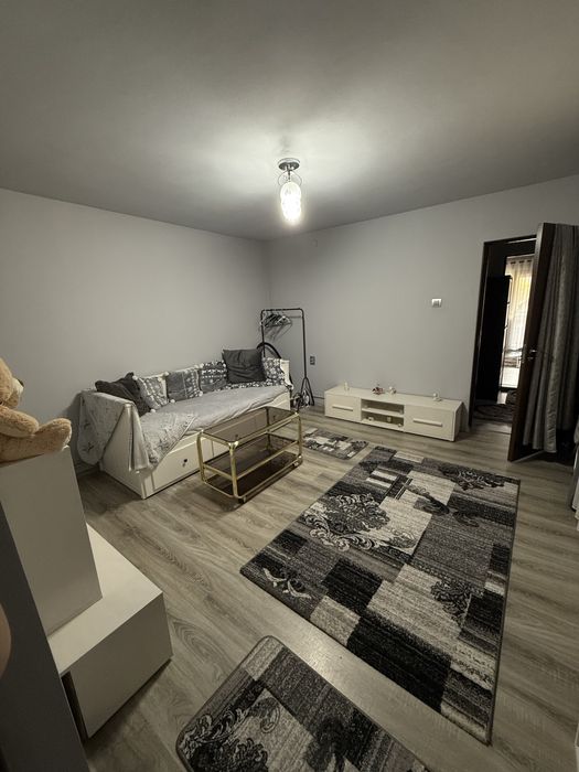 Inchiriez apartament