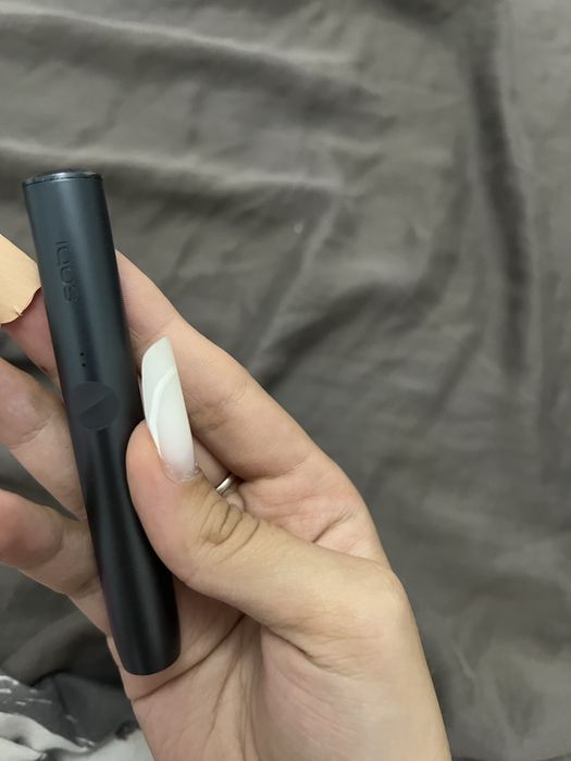 Iqos iluma negru