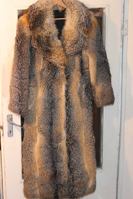 STIL SI CONFORTABILITATE! Impozanta haina din vulpe canadiana.