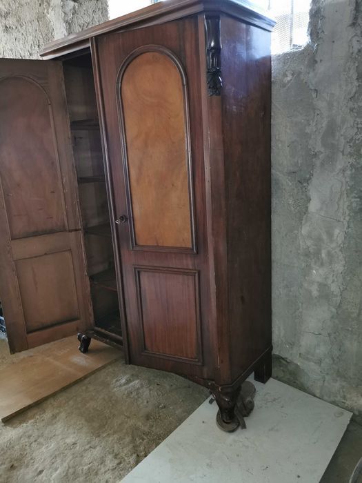 Dulap antic de peste 140 de ani