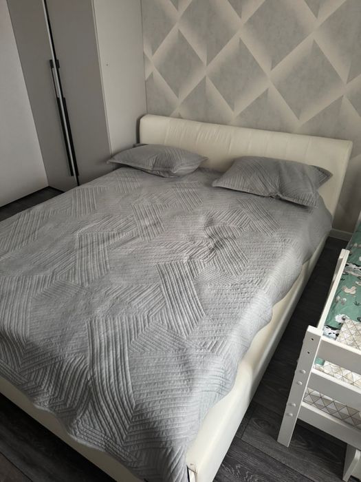 Продам кровать и тумбочку