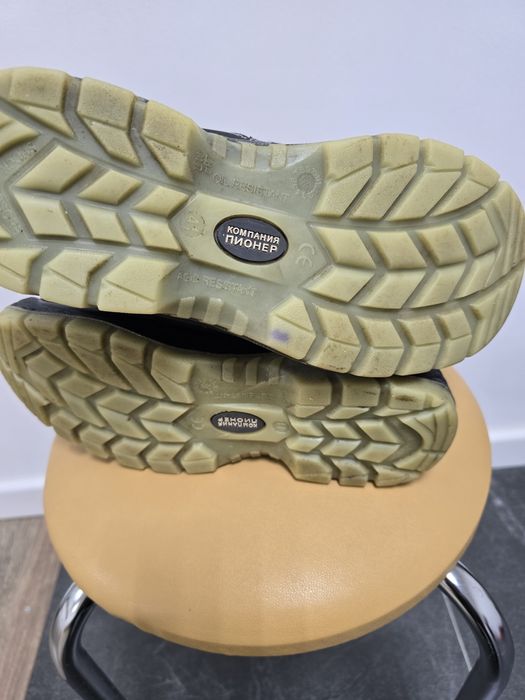 Рабочие сефти ботинки.