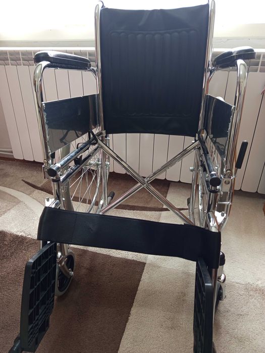 Scaun cu rotile si vas de toaleta