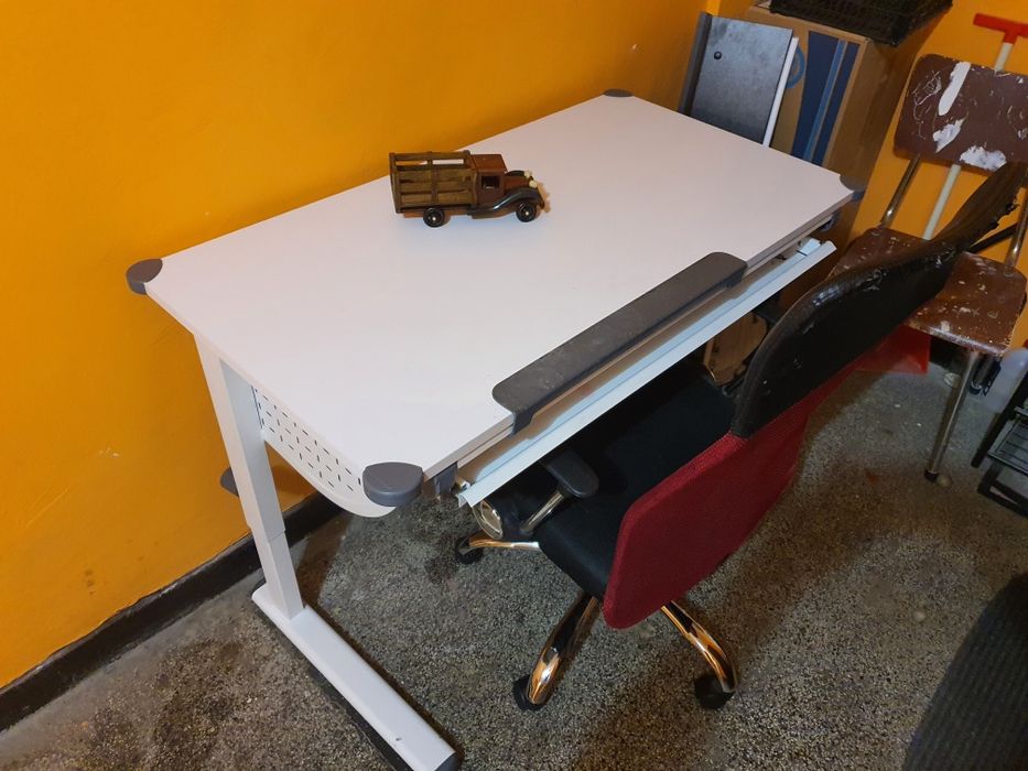 Метално бюро с дървен плот купено от Лидъл за 250лв. + Стол.