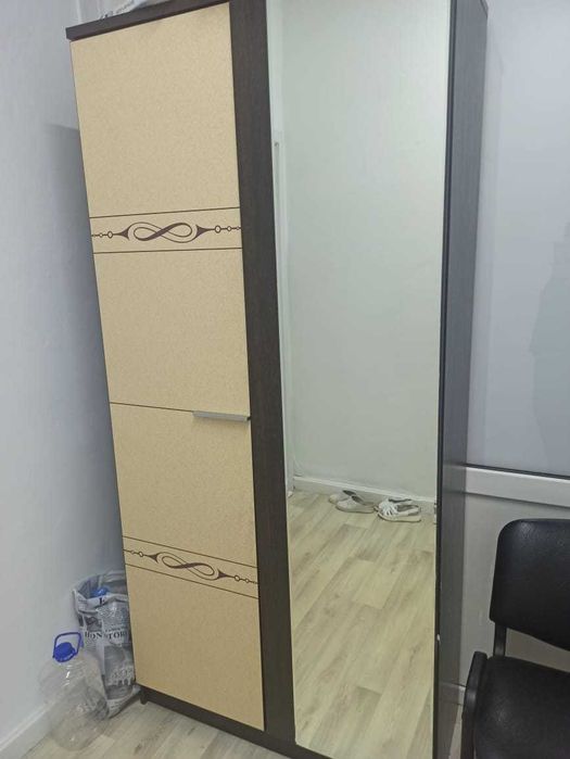 Продам шкаф плательный с зеркалом