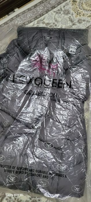 Серая тёплая куртка красивый модель стоит как новенький