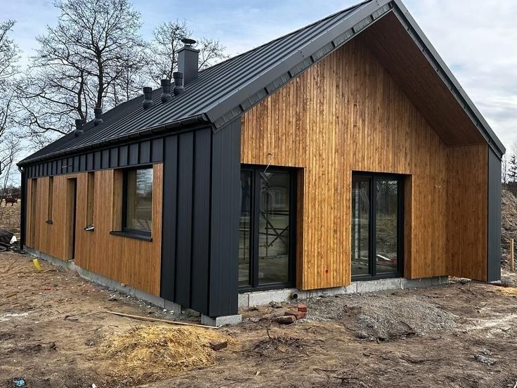 Case pe structura metalica invelite cu panouri sandwich termoizolante,