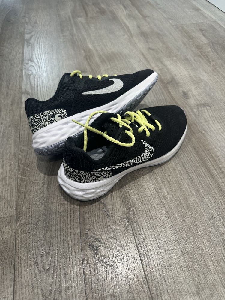 Леки маратонки Nike