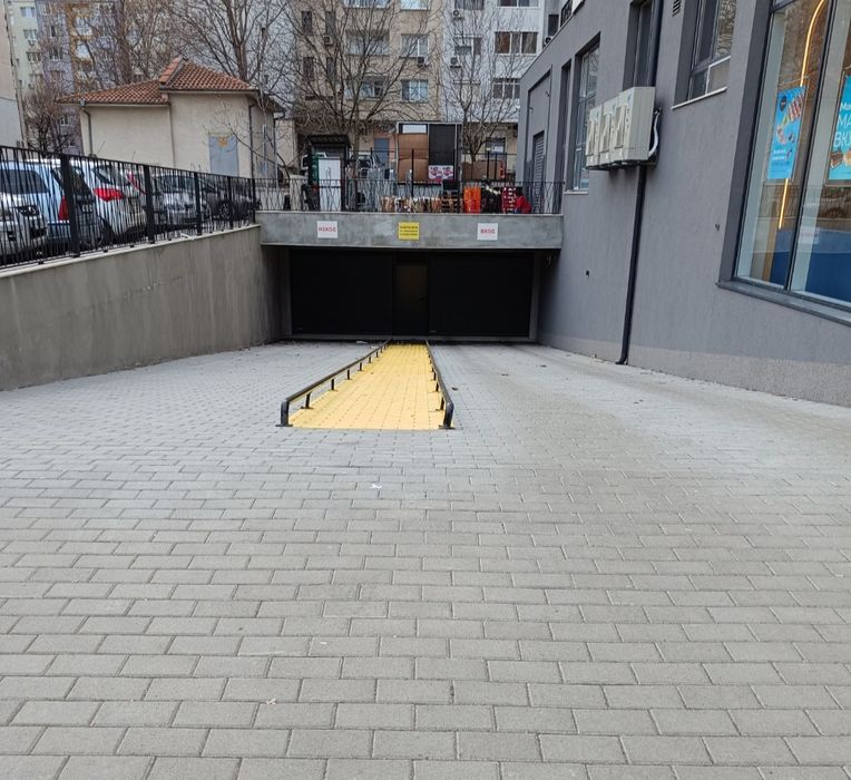 Паркомясто под наем - Бургас жк. Славейков блок 214, в нова сграда .