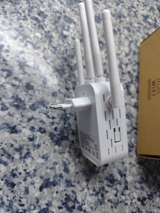 Мощен WiFi  усилвател 200 кв. Зона на покритие, 4 антени, 2 LAN порта,