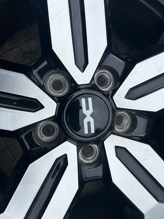 Продавам чисто нови гуми с джанти за Дачия Дъстър