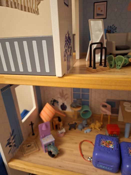 Дървена къща за кукли