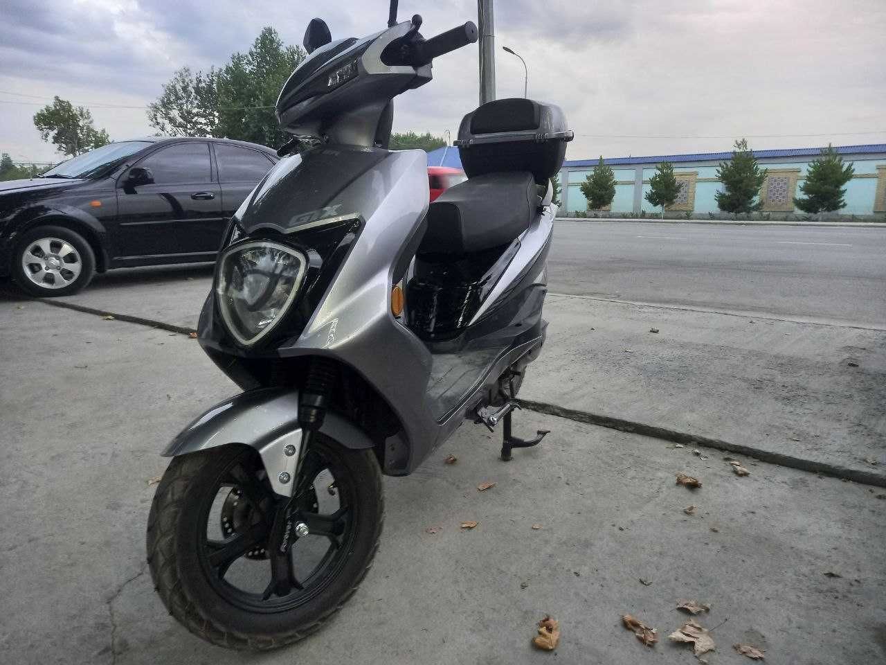 Sukuter yangi eliktroni katta sukuter