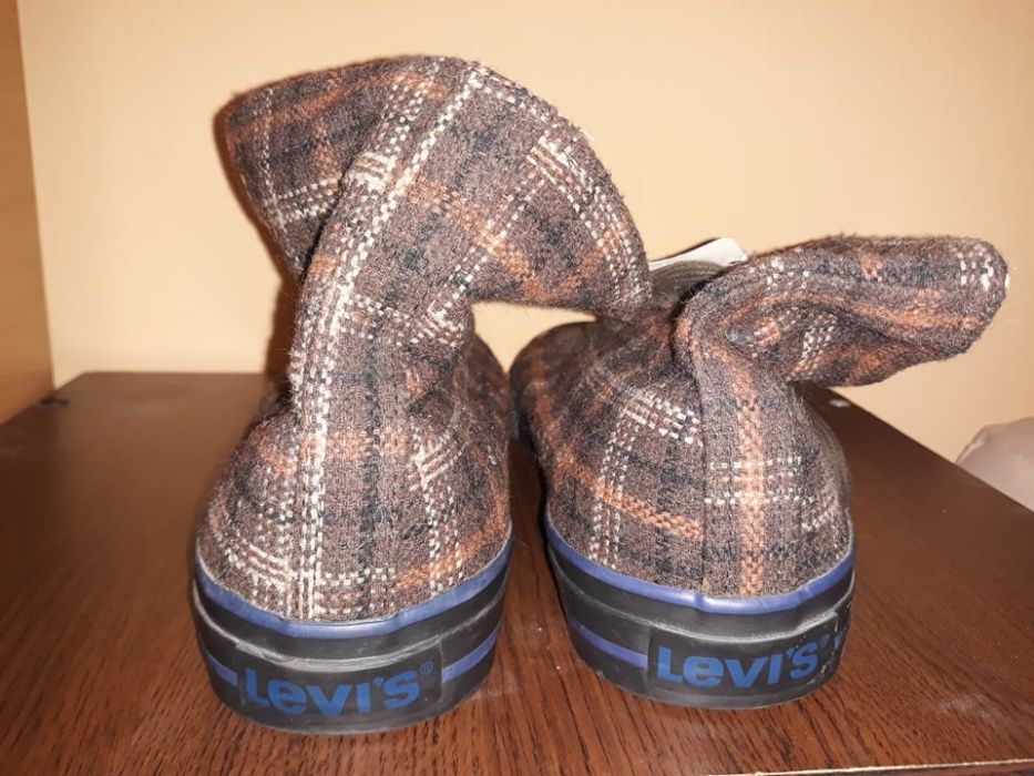 Bascheti/Tenisi LEVI'S noi marimea 42