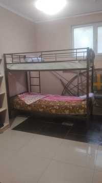 металлическая  двуярусная кровать  с матрами