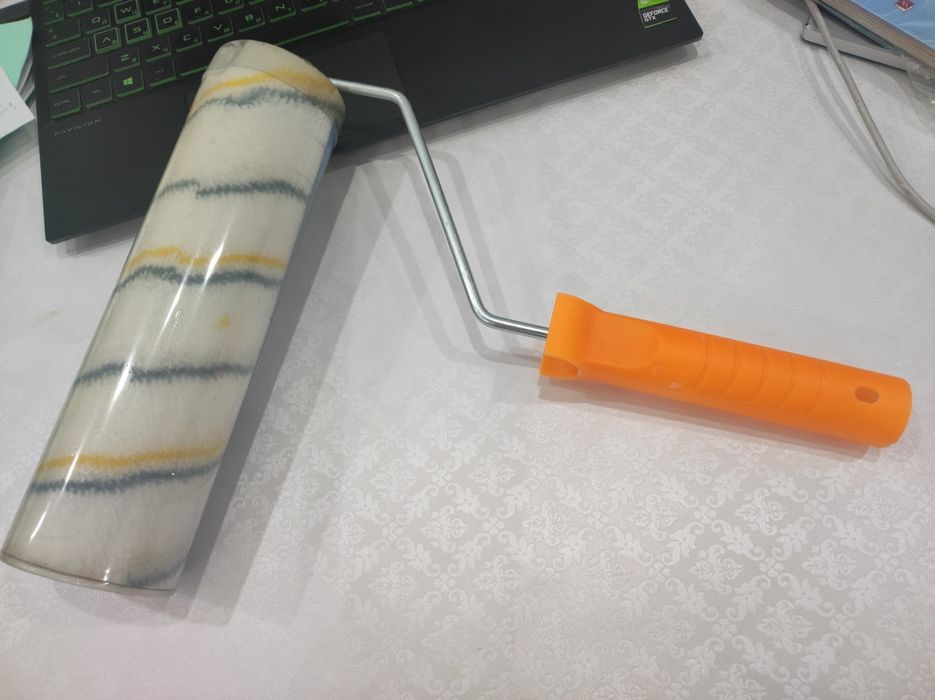 Валик для краски диаметр 6см , длина 22см