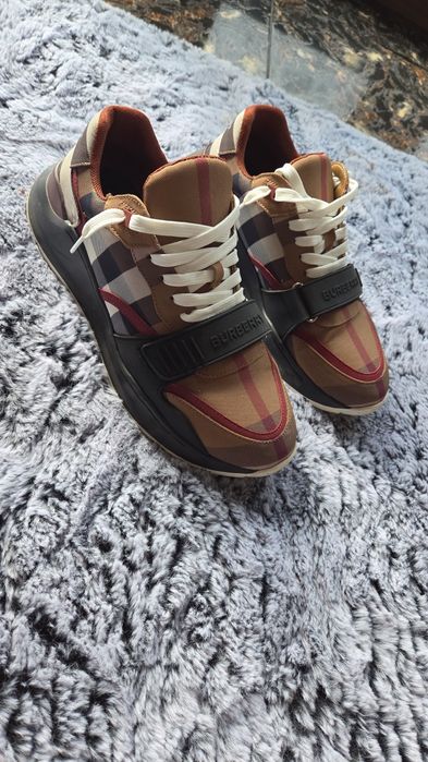 Adidași Burberry