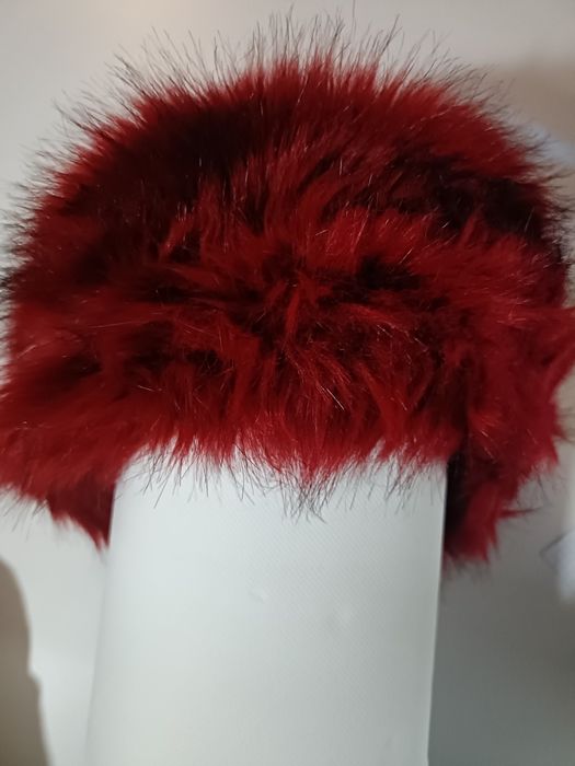 Căciulă imitație blana foarte pufoasa Roșu ș umbre de negru Superbă i