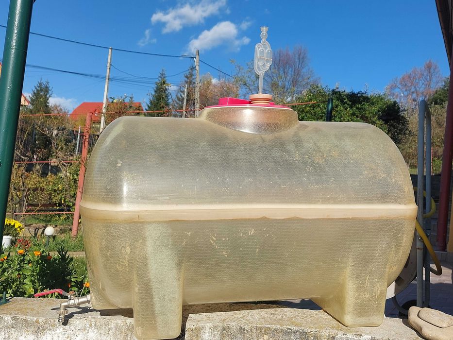 Butoi fibră sticlă 100 litri si 4 damigene 50 litri cu coș protector