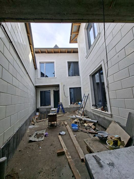 Отдельно стоящее здание 650 м²: 2 этажа + подвал, паркинг 8 авто