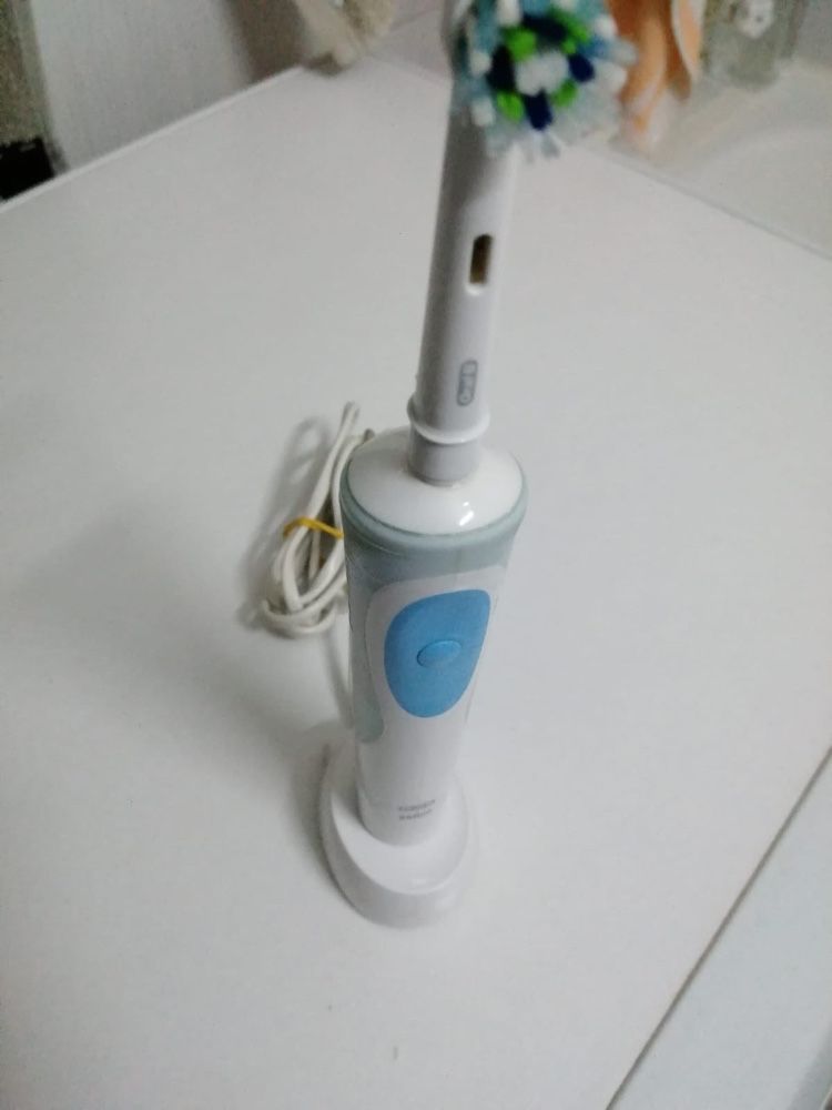 Vând Periuța oralB