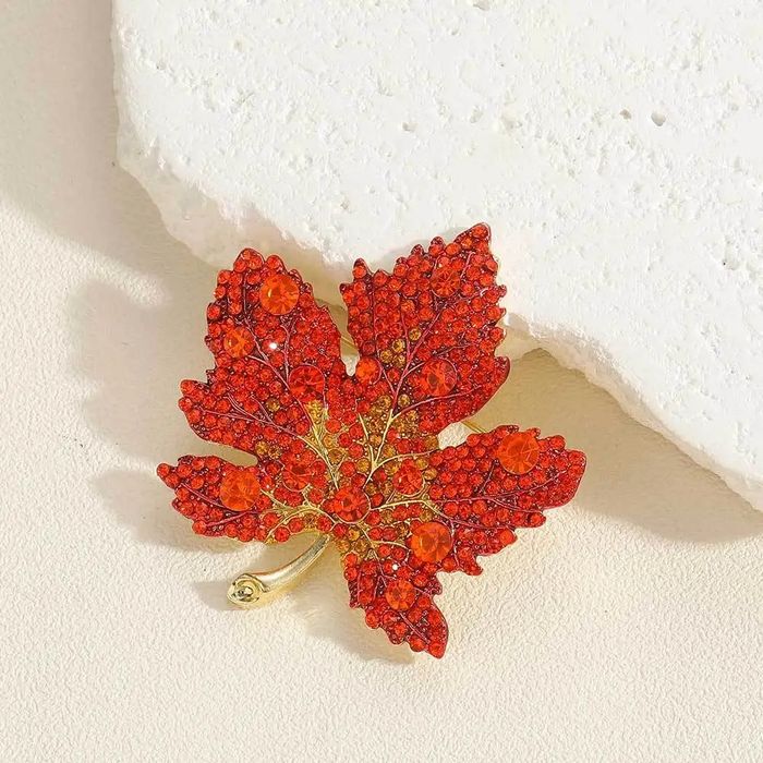 Броши. 8 разных   видов .1 шт. -40000 сум.