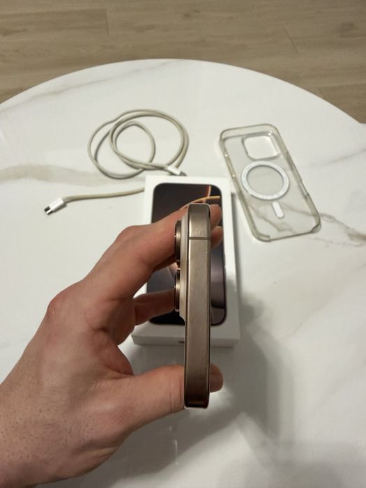 Vand iphone 16 pro dessert 256 impecabil