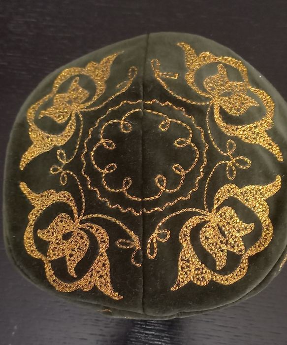 Тюбитейки с декоративной шелковой вышивкой